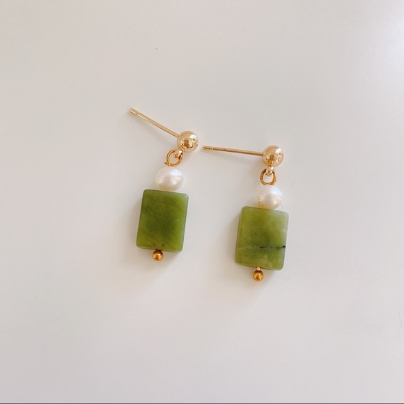 Olive green jade pearl dangle earring, Green jade earring, minimalist earring - Picture 5 of 5
